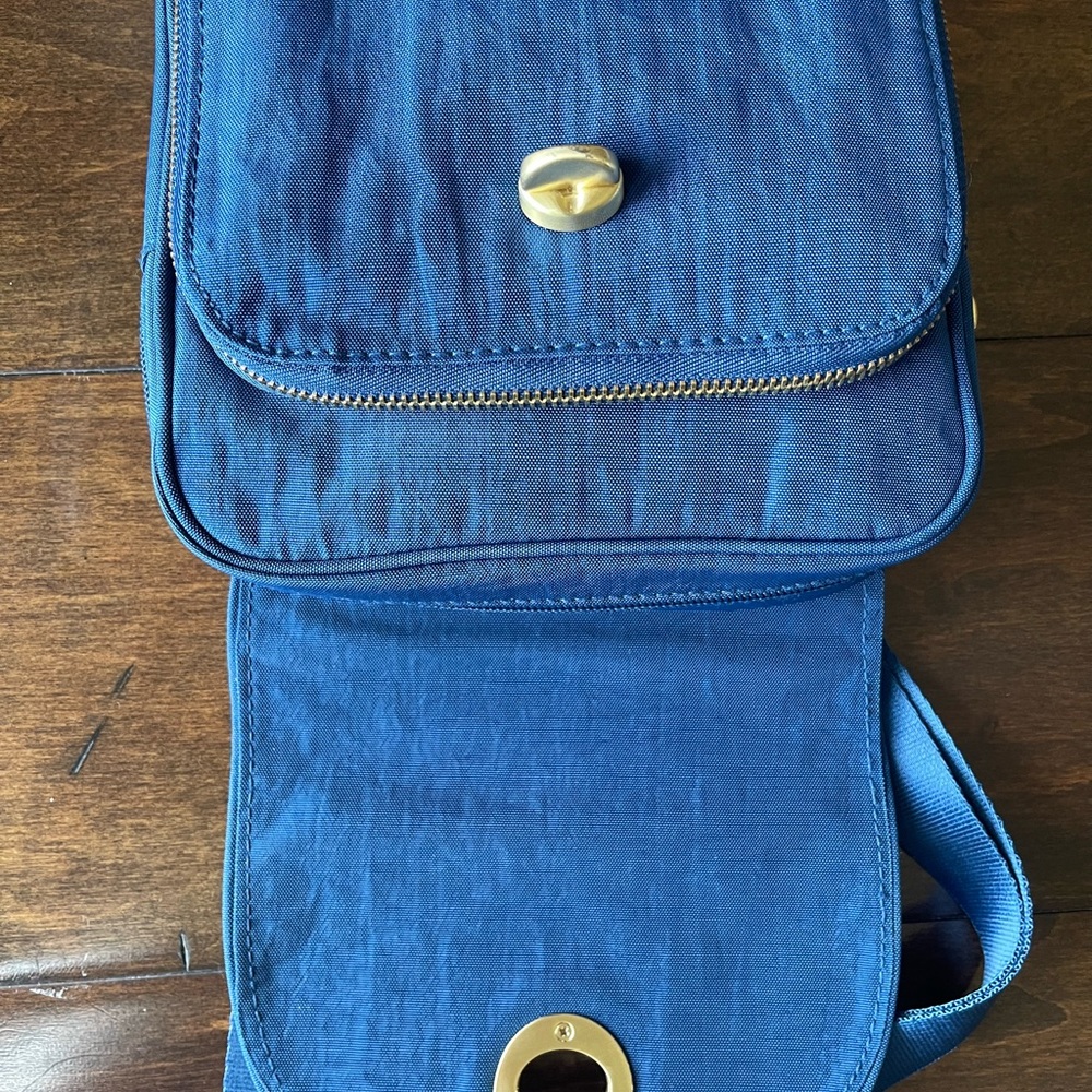 Baggallini crossbody blue color. Pockets with zippers and secure turn latch. - Picture 4 of 12